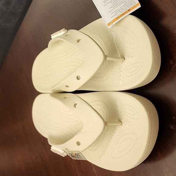 NWT Croc Classic Platform flip flops Bone size 10 - Picture 1 of 7